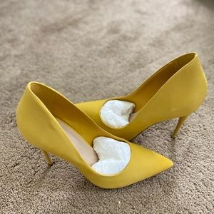 Yellow pumps